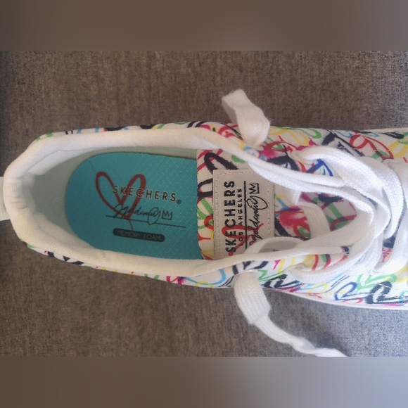 NWOT Skechers shoes with hearts - Picture 9 of 11